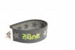 ABS14DGLG Donkergrijs armbandje met lichtgrijze sterren met naam/ telefoonnummer